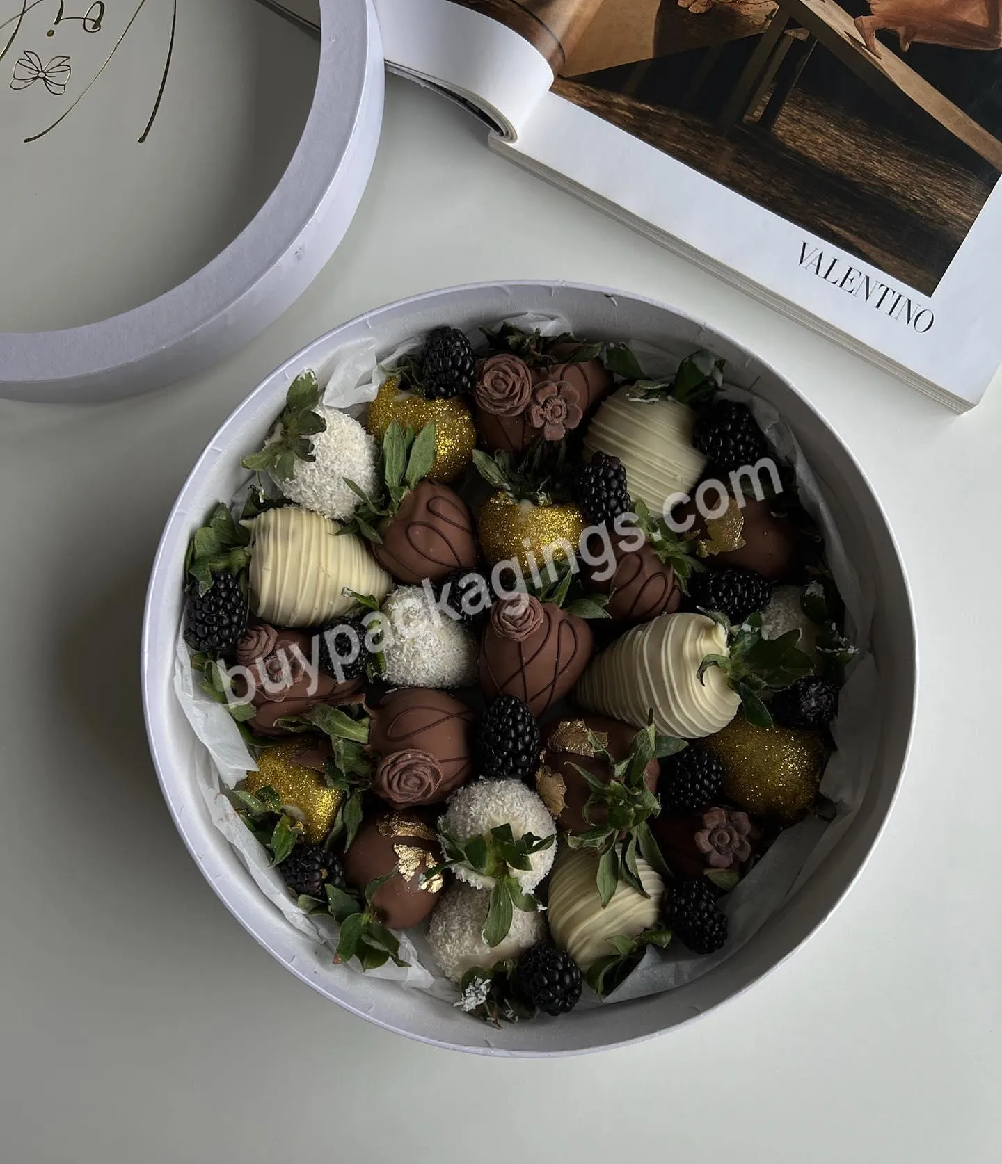 Empty birthday chocolate strawberry round boxes with clear lid circle-shaped paper packaging box