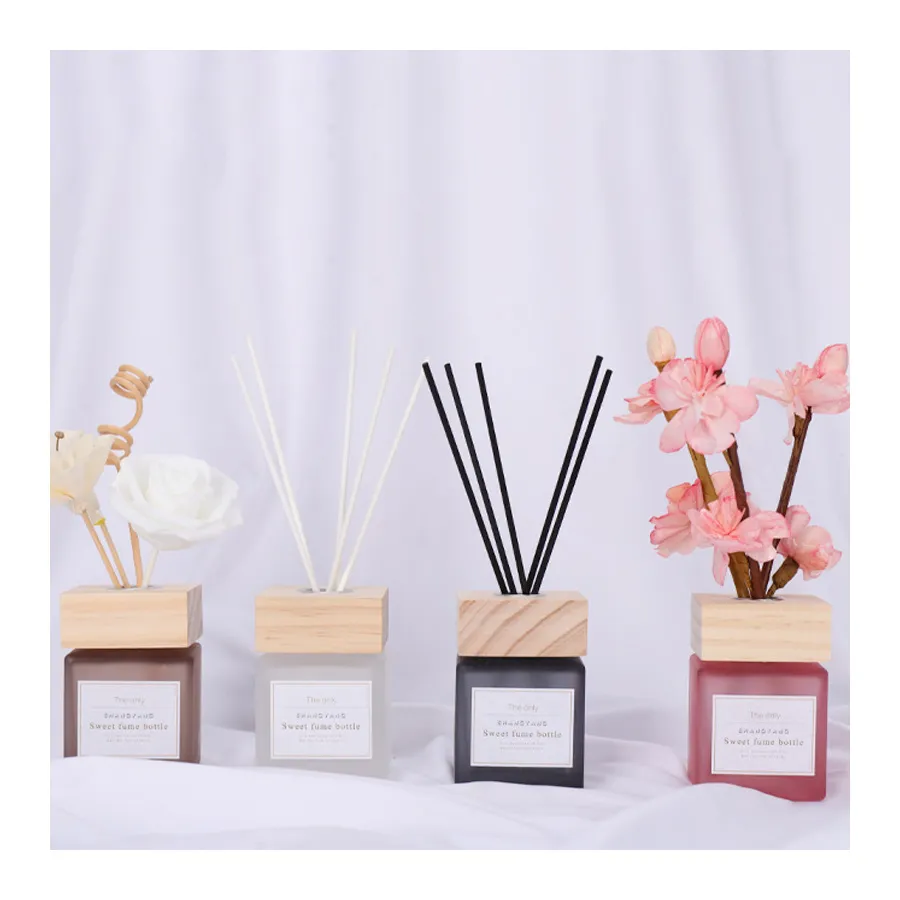 100ml Factory Direct Sale Square Shape Wooden Lid Flameless Fragrance  Frosted Colorful Glass Bottle