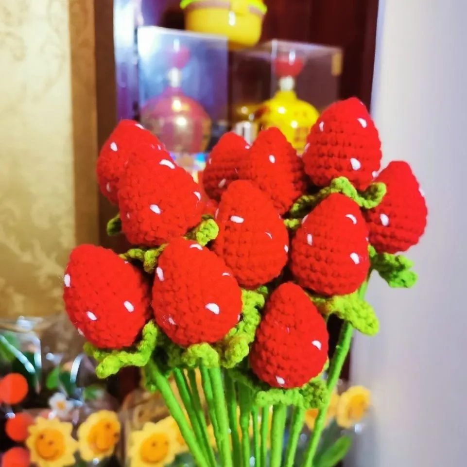 Knitted bouquet finished strawberry wool simulation flower living room table decorations crochet strawberry flowers