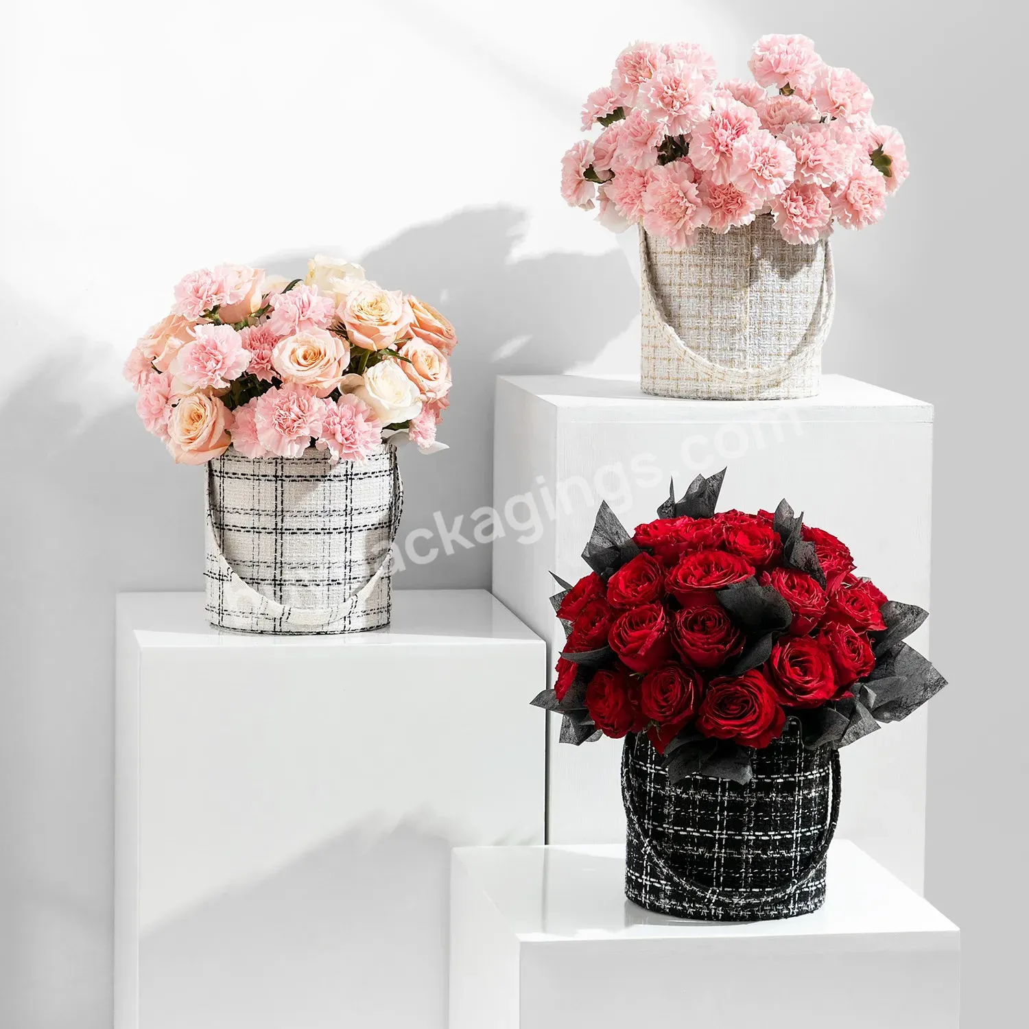 2022 New Arrival Channels Style Flower Gift Box Hugging Bucket Box For Flower Gift Wrapping