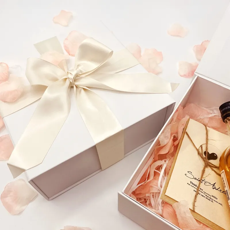 Cardboard Gift Box Luxury Box With Ribbon Magnetic Closure Folding Bridesmaid Box