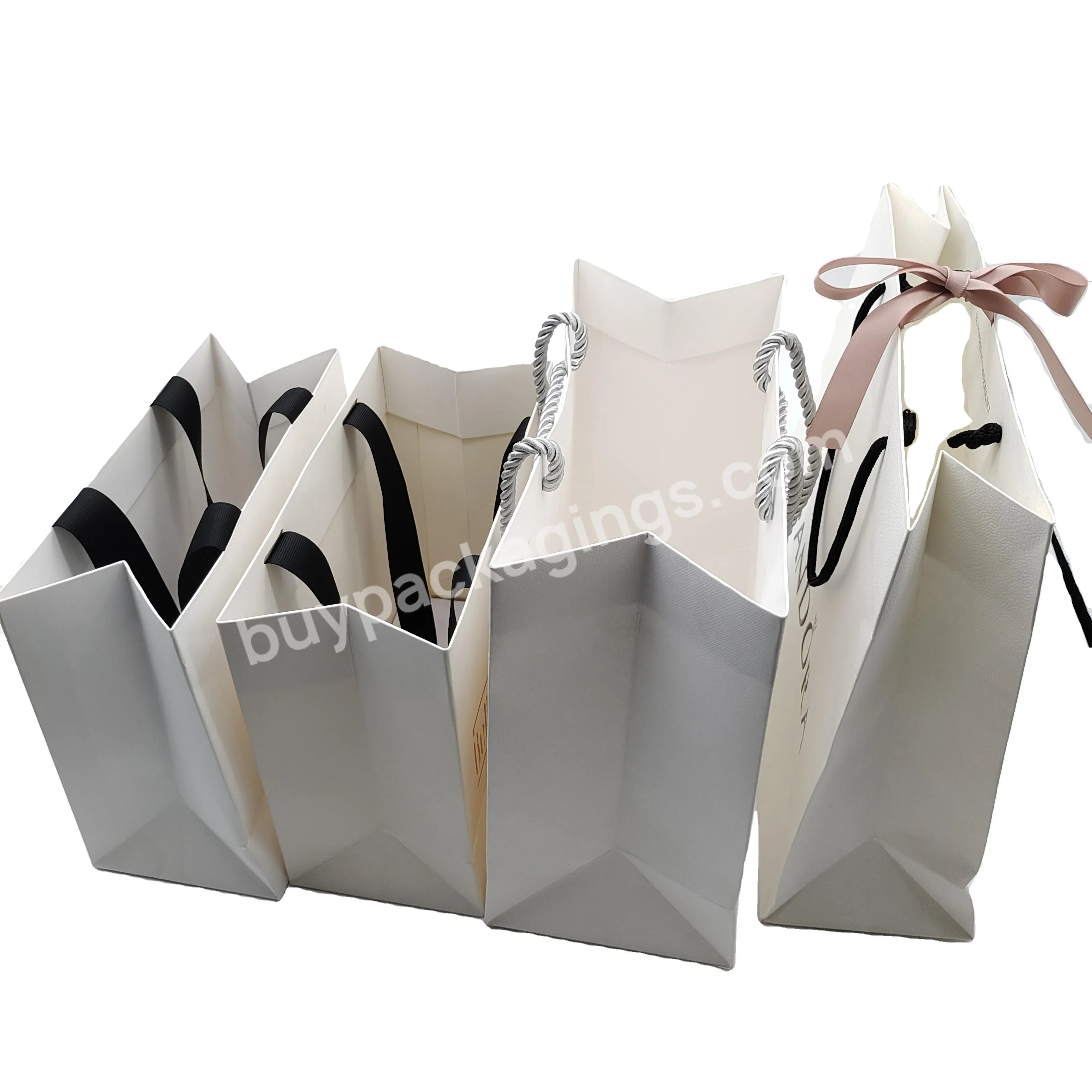 Christmas Exquisite Logo Containing Cardboard Packing Costume Environment Friendly Cardboard Bags With Handles For Dress