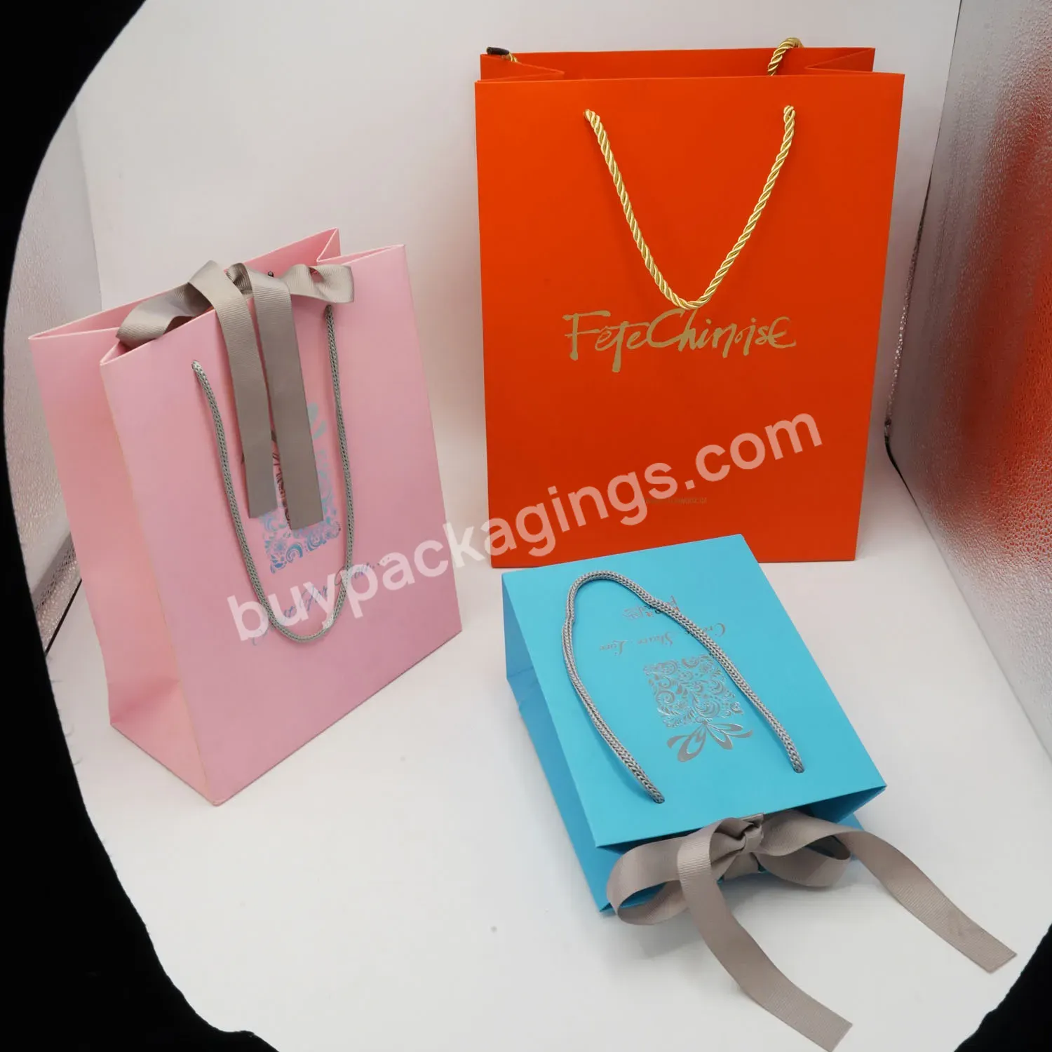 Luxury Merry Christmas Ribbon Bag Custom Hot Stamping Logo Shopping Paper Gift Bag Packaging