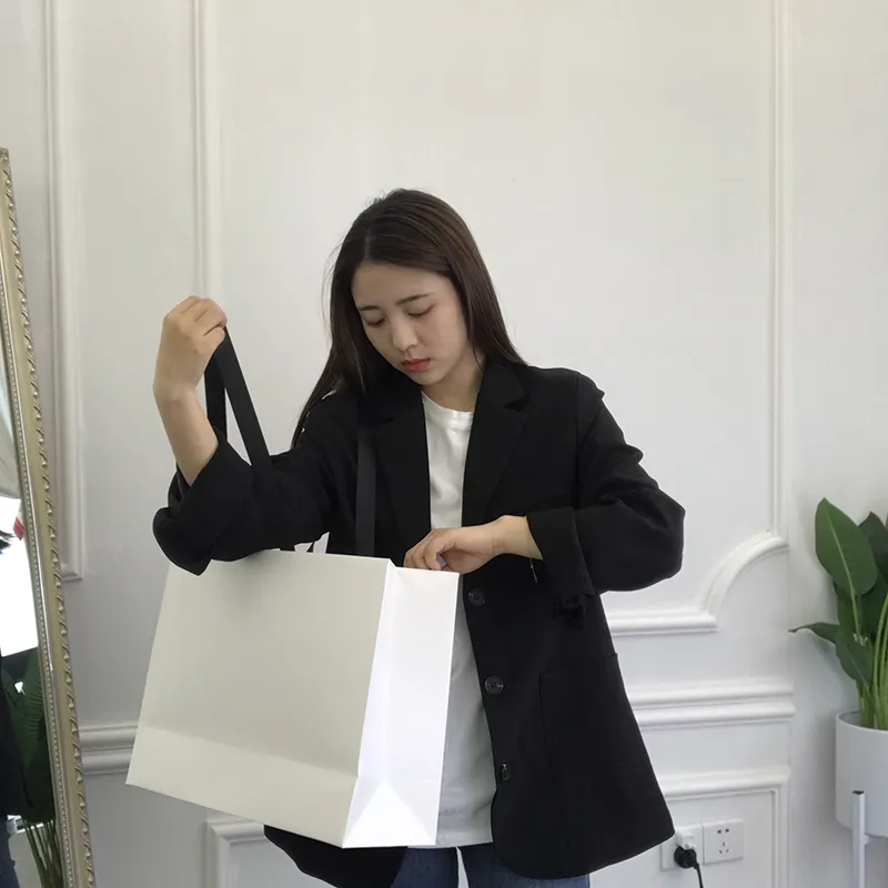 Wholesale New Style White Kraft Paper Bag with Handle Shopping Gift bag Paper Gift Packaging Bag for Cloth